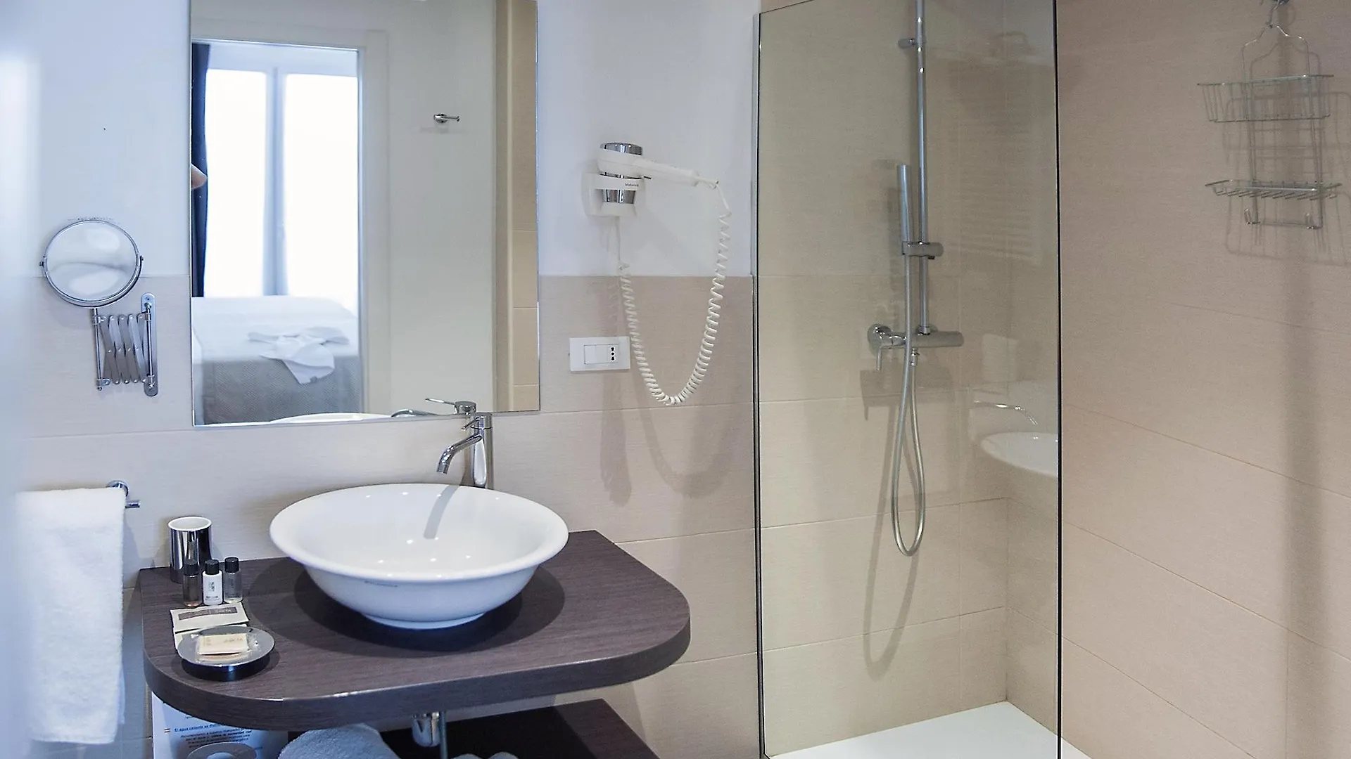 Hotel Studio Inn Centrale & Milano Urban Padel איטליה